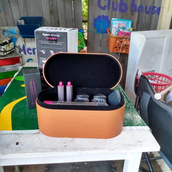 Dyson Airwrap with 4 tools - Picture 2 of 4